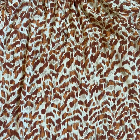 ⭐️Firm Price ⭐️ Barely worn Large top with ruffles sleeves - Picture 4 of 9